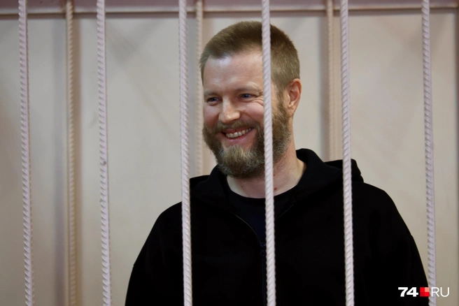 Антон Бахаев поначалу демонстрировал хорошее настроение, а после оглашения поник. Домой его никто не отпустит  | Источник: Михаил Шилкин 