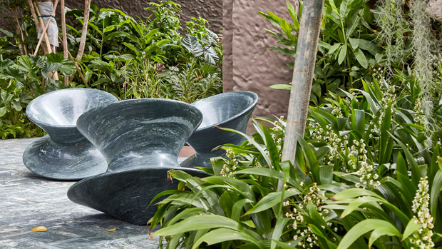 Фото №1 - Гранитные кресла Spun от Heatherwick Studio