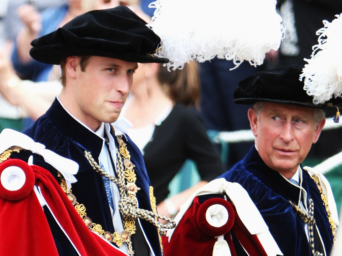 Принц Уильям и принц Чарльз во время торжественной службы в честь 660-летия Ордена Подвязки, 16 июня 2008 | marieclaire.ru