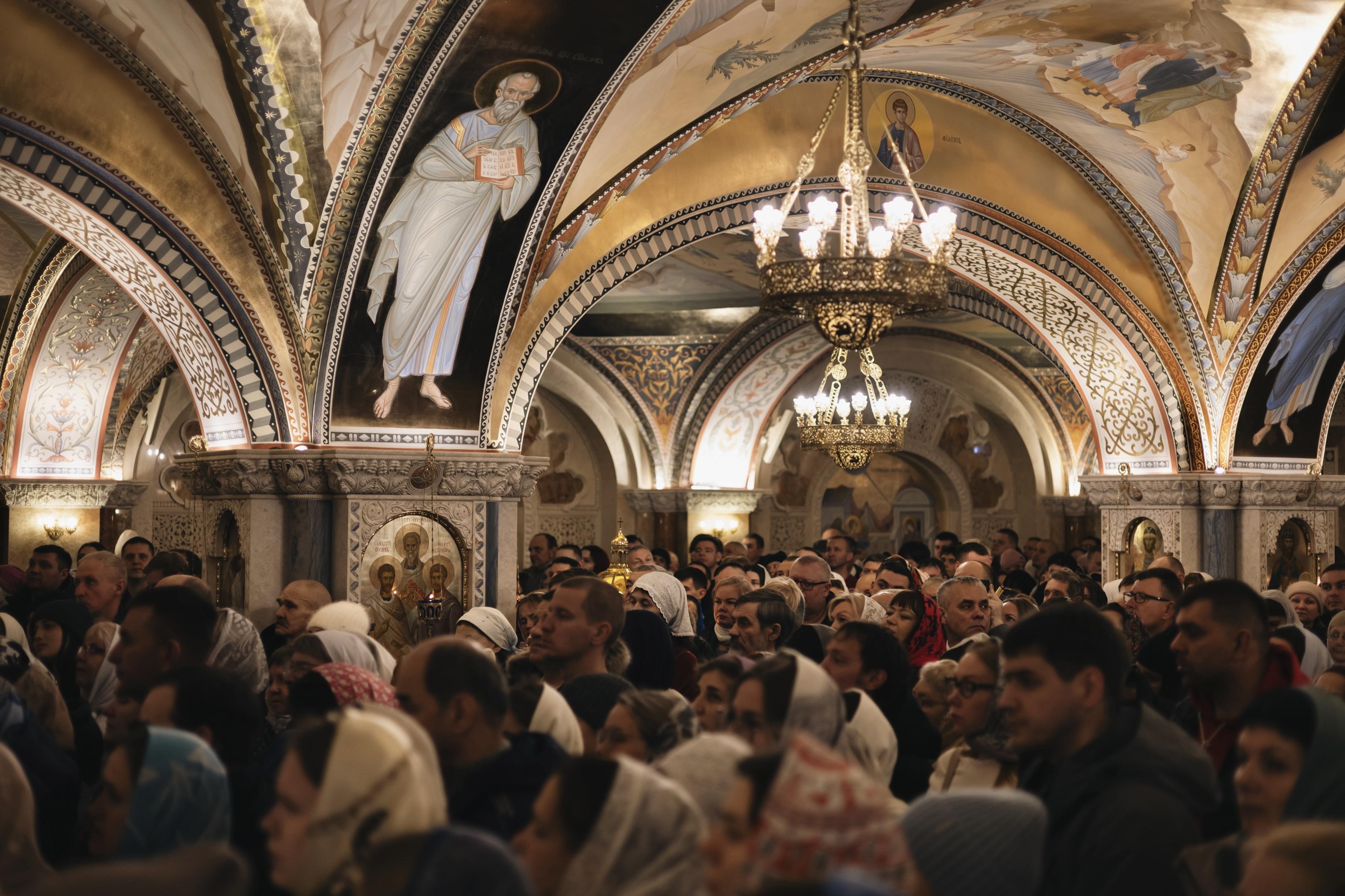 Сотни людей пришли на главную Рождественскую службу в Челябинске: фоторепортаж