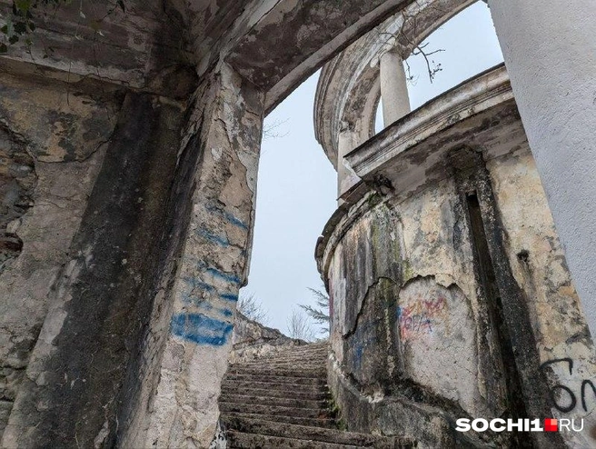 Проклятие этого здания&nbsp;— равнодушие | Источник: Оксана Витязь / SOCHI1.RU
