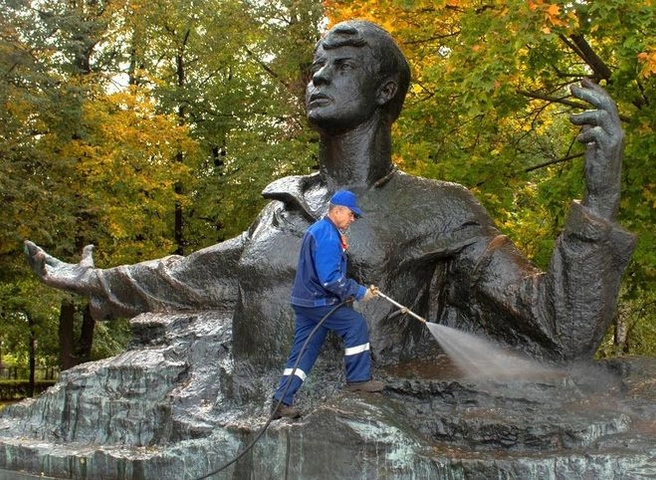 У Рязанского кремля помыли памятник Есенину | ya62.ru