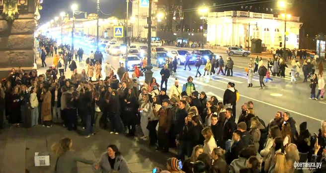 До +27 градусов на солнце. Посмотрите, как петербуржцы провожают теплый день