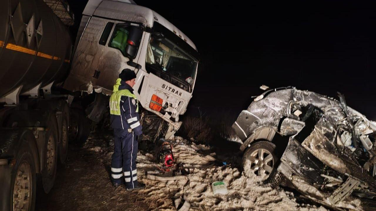 На Урале в страшной аварии с грузовиком погибла супружеская пара из Екатеринбурга