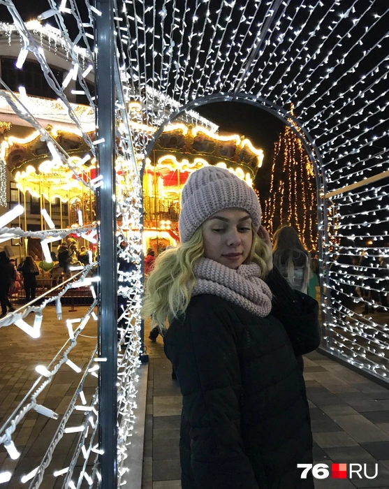 Как рассказала Ольга, на этом фото она стоит на фоне Драмтеатра, которого сейчас уже нет | Источник: Ольга Терендий
