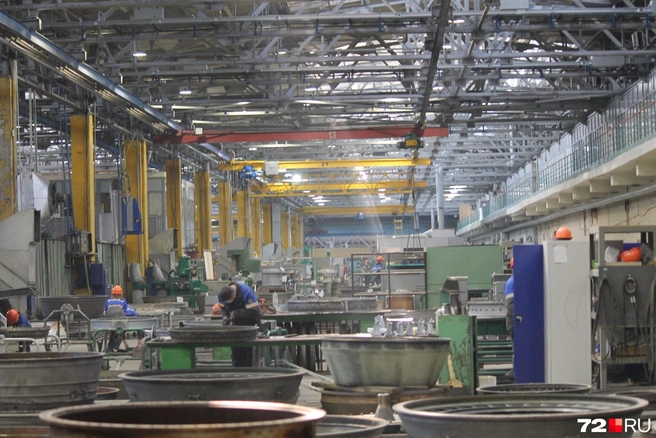 Завод представляет собой огромное пространство, в котором разместилось 11 цехов | Источник: Павел Красоткин / 72.RU