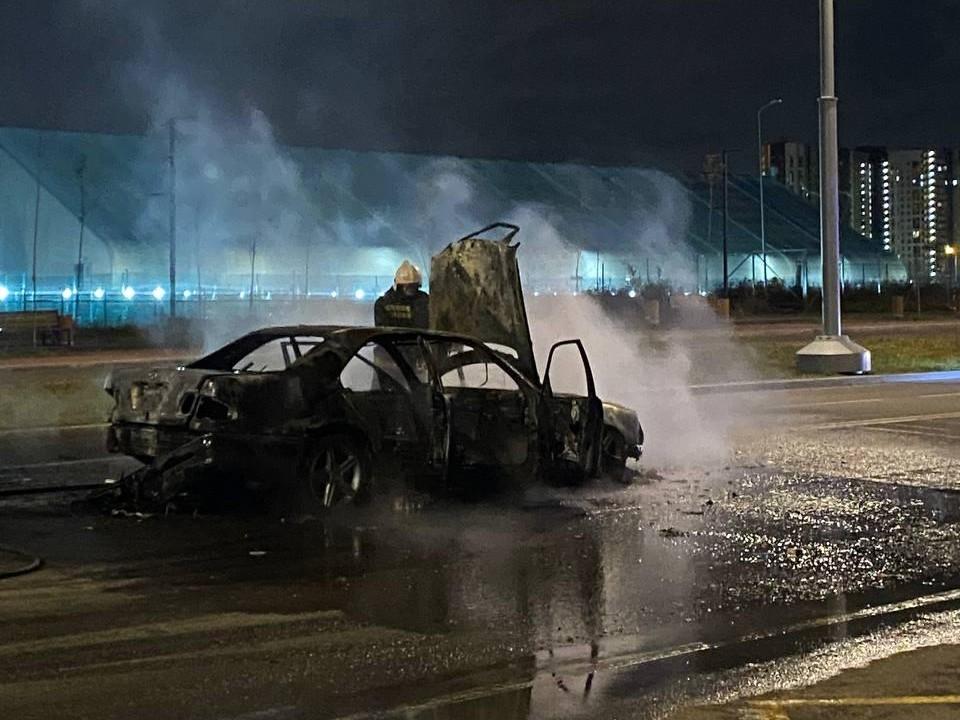 В Академическом Mercedes вспыхнул после жесткого дрифта. Автомобиль полностью выгорел