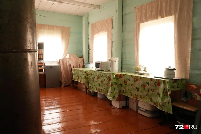 Здесь дети могут попить воды. Едят ребята дома | Источник: Семен Громов / 72.RU