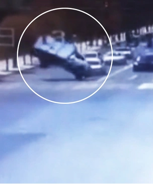 В Китае резкий порыв ветра завертел на дороге грузовик как юлу (видео)