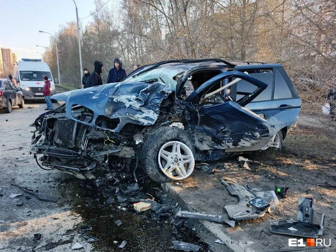 BMW, в котором ехали ребенок и его мама | Источник: читатель E1.RU