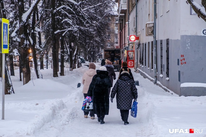 Толпа пожилых людей бежит по делам | Источник: Булат Салихов / UFA1.RU