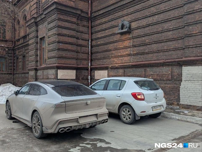 Водители организовали стихийную парковку около женской гимназии в центре | Источник: читатель NGS24.RU