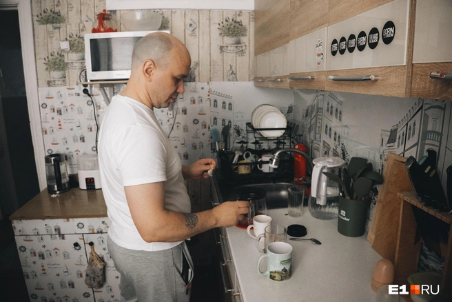 И на кухне глава семейства обустроил всё так, чтобы было удобно быстро развести смесь или накормить всех | Источник: Кирилл Кушнов / E1.RU