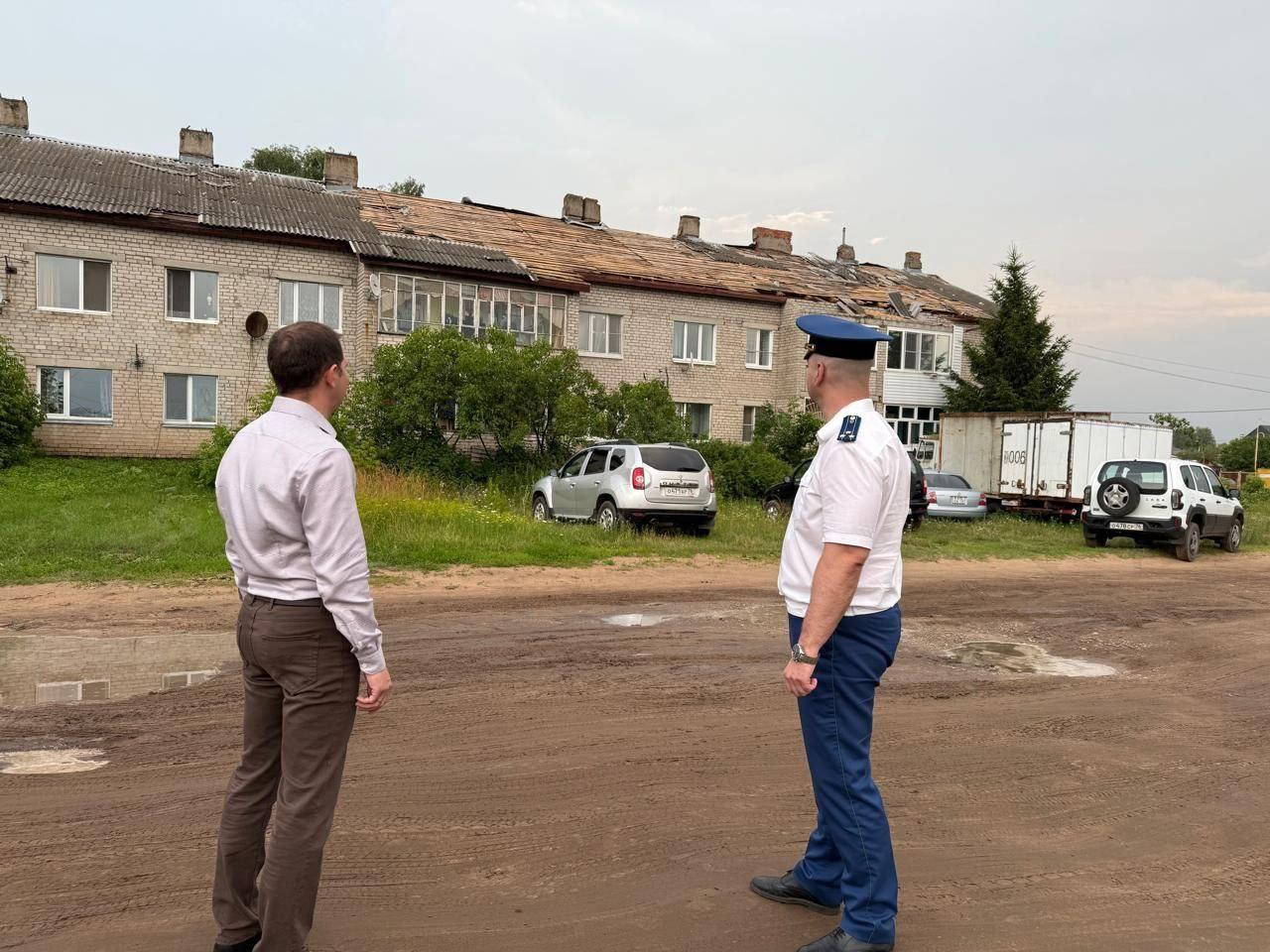 Стихия оставила без крыш дома в поселке Ярославской области