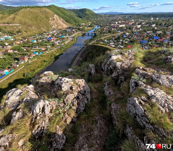 Сколько езжу по Уралу, но именно такого сочетания рельефа и застройки не видел | Источник: Артем Краснов