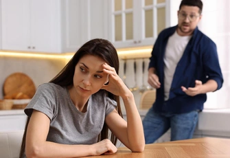 «Муж все время критикует меня: не так выгляжу, не так готовлю, не так разговариваю с детьми — лишь бы придраться»