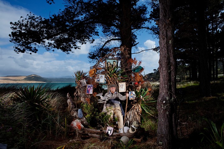 Дэннис Барнс в своем саду на берегу Опонони, Новая Зеландия