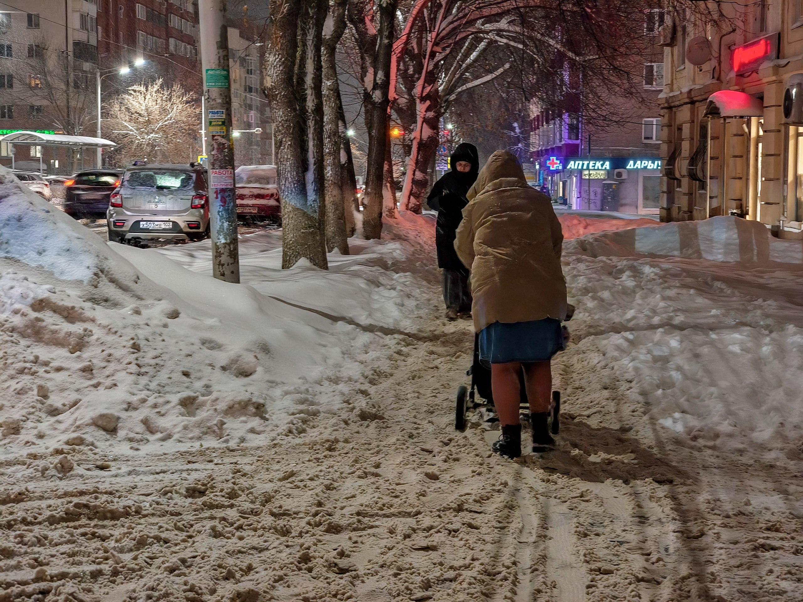 «За что я налоги плачу!»: уфимцы жалуются на кашу из снега на дорогах — вот, что говорит мэрия