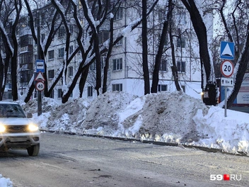 Остановку «Улица Звонарёва» сделали одним большим сугробом, из-за чего пассажиров высаживают на дорогу | Источник: Василина Любимова / 59.RU