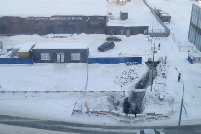 Легковушка влетела в яму на улице в Академическом