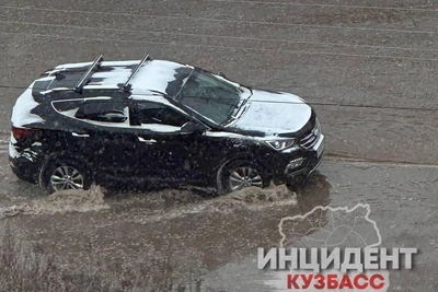 Дорогу в центре Кемерова затопило из-за аварии на трубопроводе