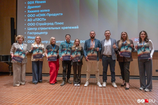Слева направо с дипломами: центр развития «Меритократ», клиника «Медси», «Гастроцентр», «Центр строительных крепежей», ПЗСП, «СМК-Продукт», «Хижина волка» и DDX Fitness. На фото нет еще двоих финалистов — «Дринкит» и «Стройград Плюс». Зато в кадре есть директор пермского филиала компании «Контур» Юрий Пантелеев (он без диплома) | Источник: Василина Любимова / 59.RU