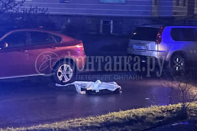 Накрытое тело лежало у ЖК в Западном проезде в ночь на 26 апреля | Источник: читатель «Фонтанки»