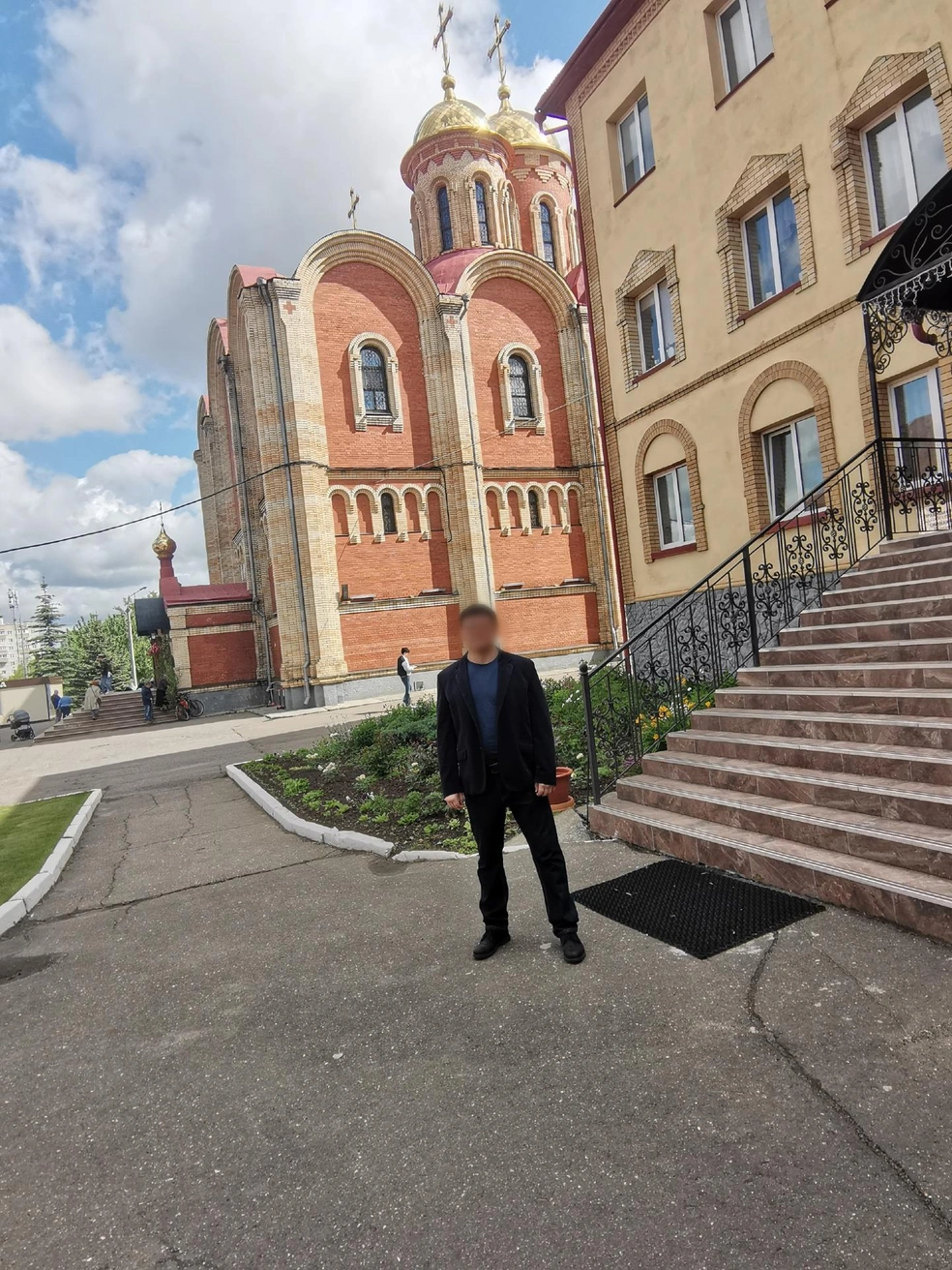 Фото подозреваемого на фоне церкви | Источник: соцсети Михаила