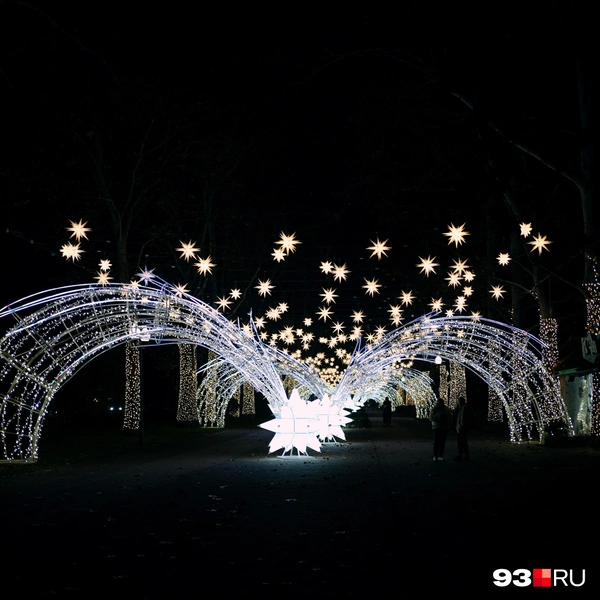 А завершают украшения шикарные звезды возле «Динамо» | Источник: Дарья Паращенко / 93.RU