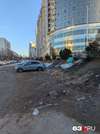 Здесь даже пешеходы теряются в грязи | Источник: Илья, читатель 63.RU