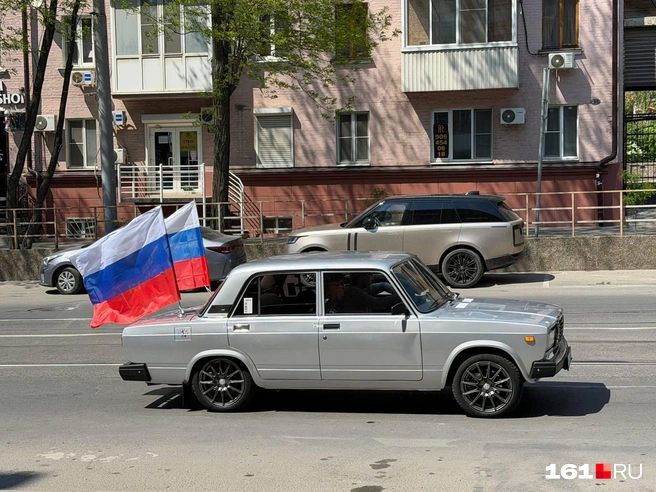 По всему городу&nbsp;— машины с флагами | Источник: Евгений Вдовин / 161.RU