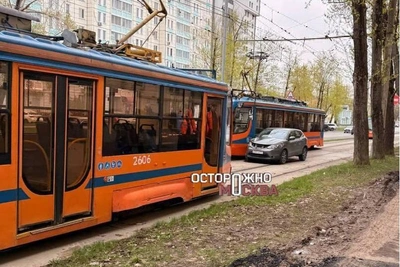 Автомобиль въехал в трамвай на северо-западе Москвы