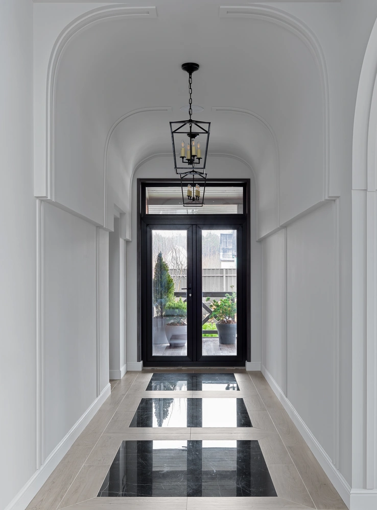 Сводчатые потолки холла задают парадный масштаб всего дома. Керамогранит Marvel от Аtlas Concorde и Manhattan от Porcelanosa. Светильники, Visual Comfort. | Источник: Сергей Красюк