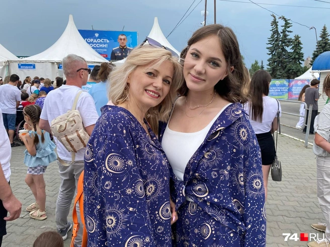 Светлана и Ника — дочка и мама. Приехали на VK Fest вместе из Южноуральска | Источник: Ольга Козлова