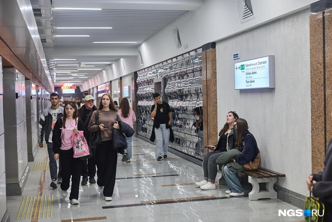 За несколько минут станция заполнилась горожанами, и стало сложно протиснуться в толпе | Источник: Александр Ощепков / NGS.RU