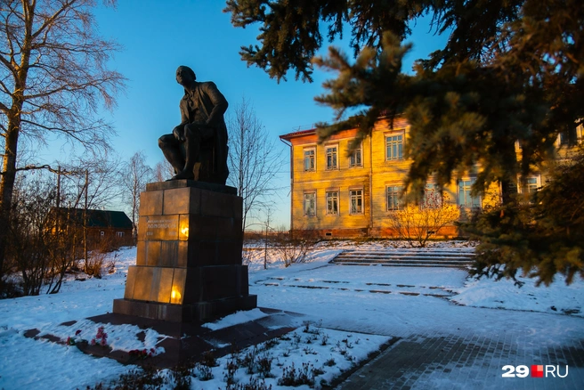 В селе вас встретит и сам Ломоносов | Источник: Иван Митюшёв / 29.RU