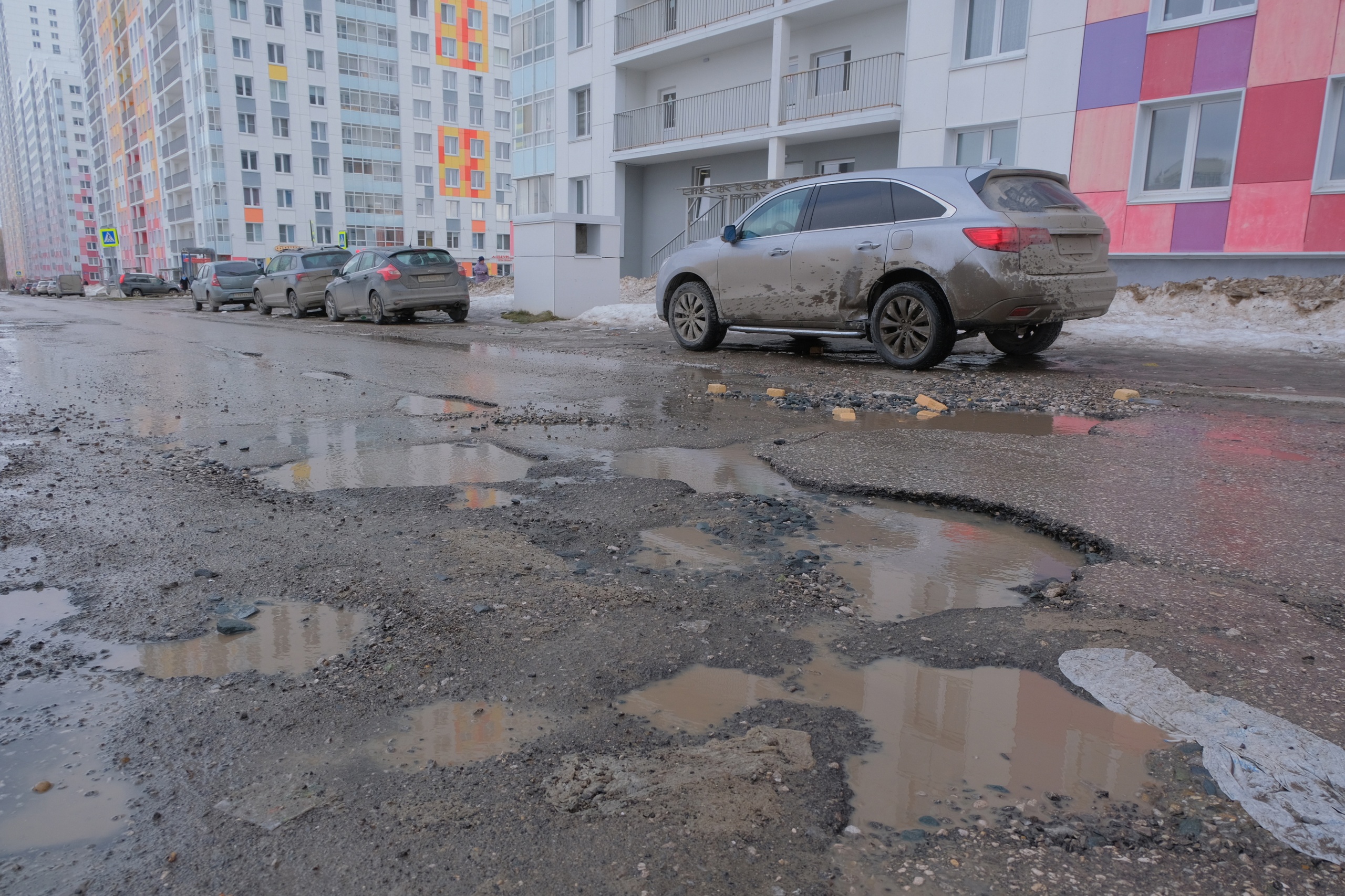 Жители пермского ЖК «Арсенал» жалуются на огромные ямы на дорогах - 3  апреля 2024 - 59.ру