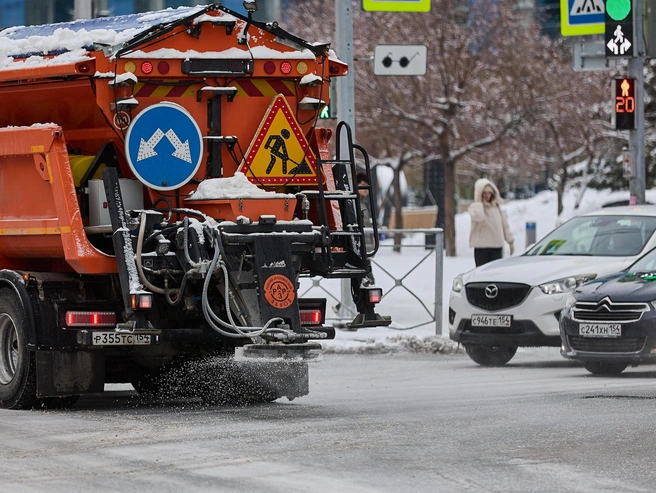 Дорожные службы первоочередно очищают магистрали от снежно-ледяных отложений. | Источник: Александр Ощепков / NGS.RU