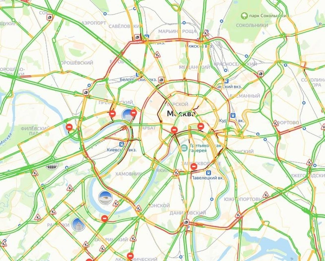 «Машина ДПС перегородила все полосы». В центре Москвы из-за масштабных перекрытий образовались пробки: репортаж | Источник: «Яндекс Карты»