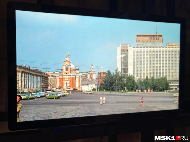 Вид на гостиницу «Россия» в 90-е годы | Источник: Дмитрий Бондарев / MSK1.RU