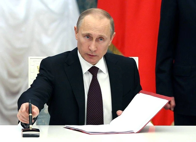 Путин подписал закон о повышении пособий на детей до трех лет | ya62.ru