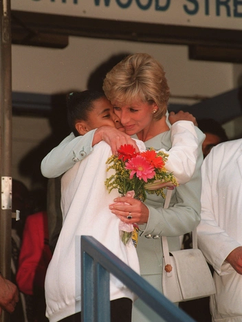 Принцесса Уэльская получает цветы и объятия от девушки, выходя из больницы округа Кука в Чикаго, 5 июня 1996