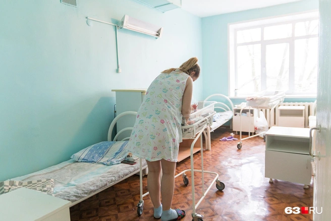 Если женщина не справляется, то доула может помочь и после рождения малыша | Источник: Роман Данилкин