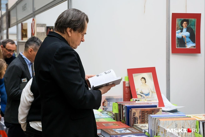 Знаменитые люди на ярмарке non/fictio№ стараются не привлекать к себе внимание | Источник: Артем Устюжанин / MSK1.RU