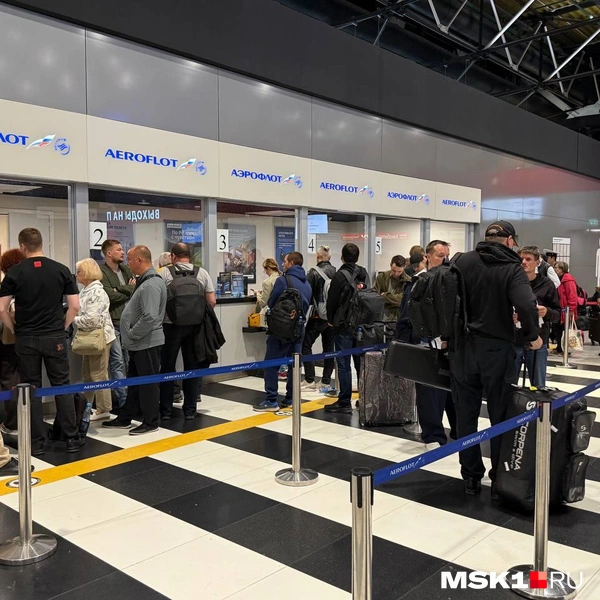 У стойки «Аэрофлота» пассажиры меняют билеты или возвращают за них деньги | Источник: Артем Устюжанин / MSK1.RU