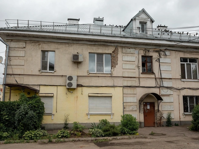 С другой стороны двора — оживлённая улица, а здесь царит тишина. | Источник: Александр Куренной / 76.RU