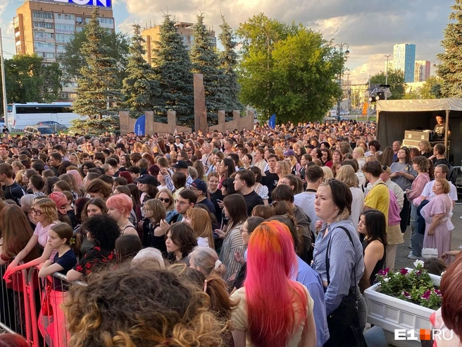 Толпы екатеринбуржцев собрались на разных площадках в городе. Рассказываем, что они делают | Источник: Екатерина Маврина / E1.RU