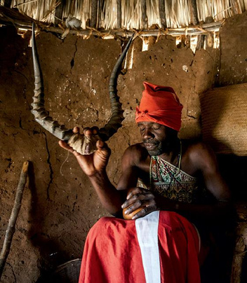 Доктор транс: как шаманы лечат больных в Мозамбике