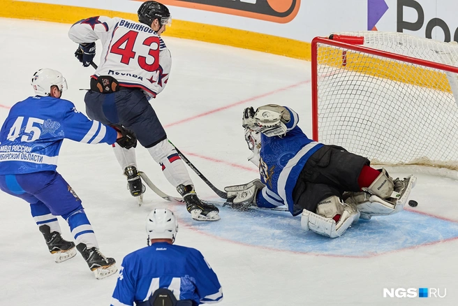 Соревнования по хоккею с шайбой были посвящены 80-летию Победы в Великой Отечественной войне | Источник: Александр Ощепков / NGS.RU
