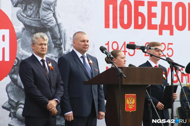 Для Дениса Ильина (второй слева) это был первый День Победы в качестве мэра Новокузнецка  | Источник: Игорь Епифанцев / NGS42.RU